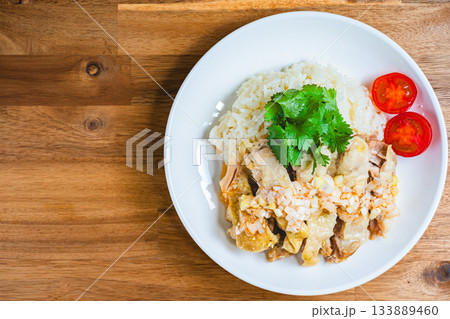 白い皿に盛られたカオマンガイ 白い皿に盛られたカオマンガイ 133889460