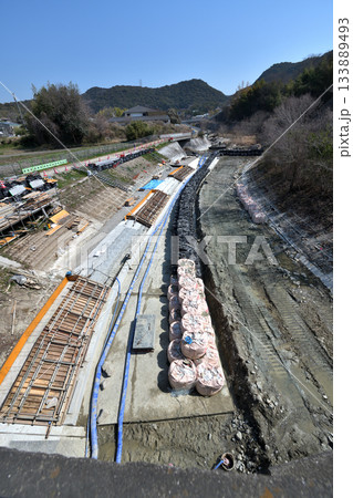 工事現場 河川改修工事の現場風景 工事現場 河川改修工事の現場風景 133889493