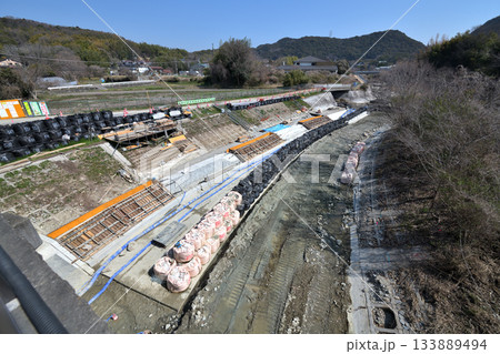 工事現場　河川改修工事の現場風景 133889494