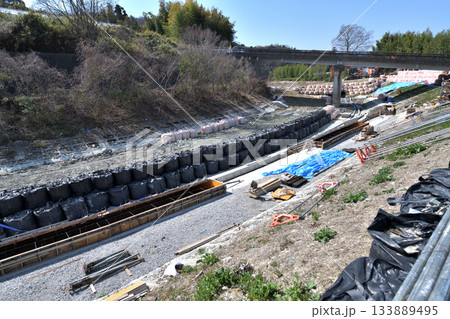 工事現場　河川改修工事の現場風景 133889495