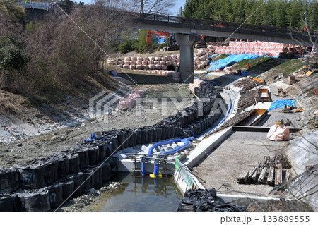 工事現場　河川改修工事の現場風景 133889555