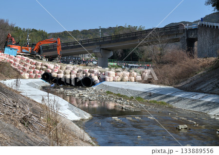 工事現場　河川改修工事の現場風景 133889556