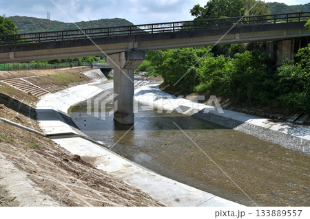 工事現場 河川改修工事の完成現場風景 工事現場 河川改修工事の完成現場風景 133889557