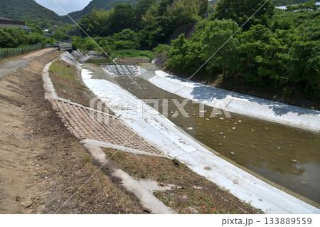 工事現場　河川改修工事の完成現場風景 133889559