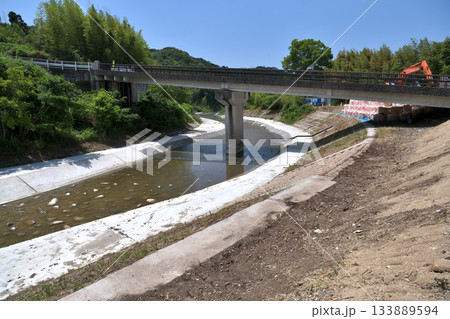 工事現場　河川改修工事の完成現場風景 133889594