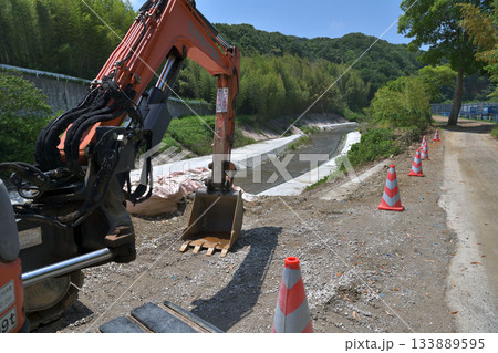 工事現場　河川改修工事の完成現場風景 133889595