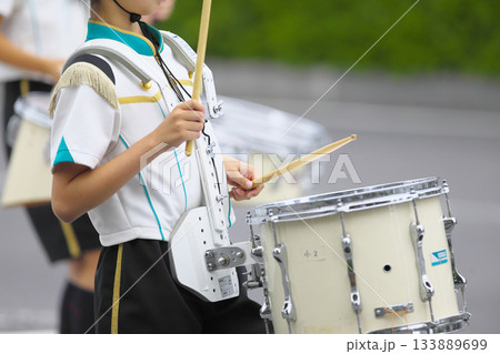 マーチングバンド　パレード　楽器 133889699