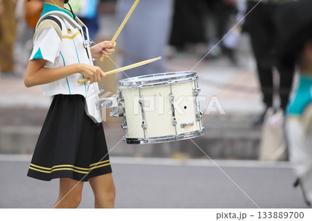 マーチングバンド　パレード　楽器 133889700