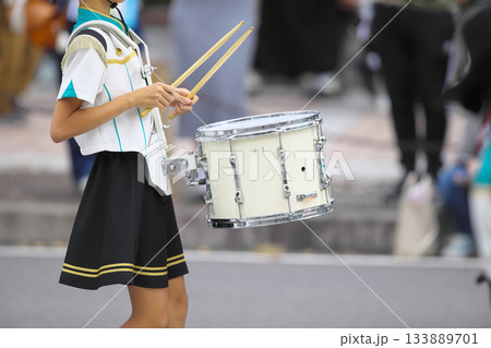 マーチングバンド　パレード　楽器 133889701