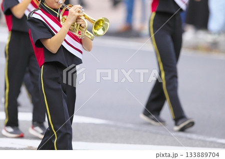 マーチングバンド　パレード　楽器 133889704