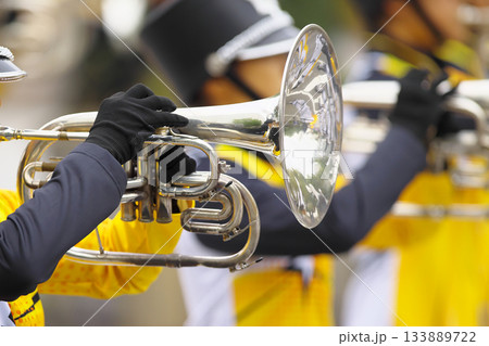 マーチングバンド　パレード　楽器 133889722