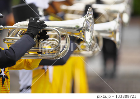 マーチングバンド　パレード　楽器 133889723