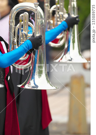 マーチングバンド　パレード　楽器 133889735