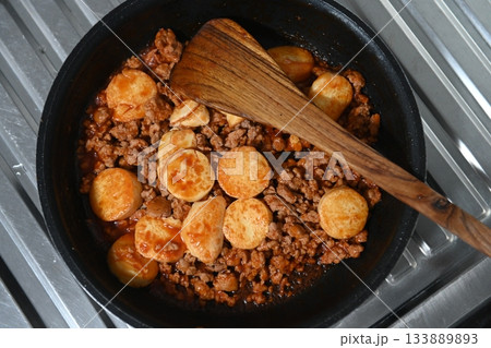 Tofu with minced pork stir-fried in tomato sauce Tofu with minced pork stir-fried in tomato sauce 133889893