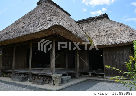 茅葺き屋根の武家屋敷 133889985