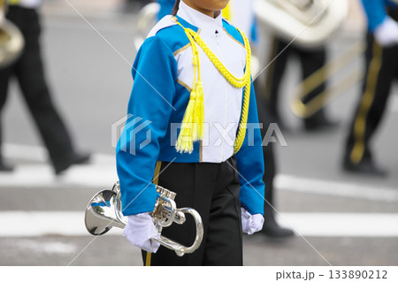 マーチングバンド　パレード　楽器 133890212