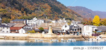 秋の広島県福山市にある観光地である鞆の浦を海から見た風景 133890227