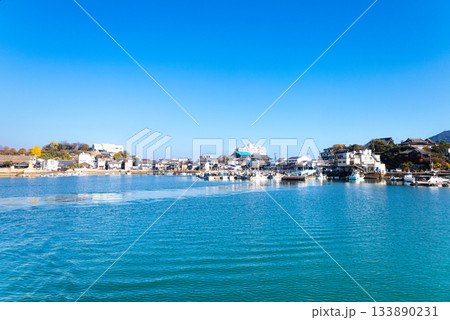 秋の広島県福山市にある観光地である鞆の浦を海から見た風景 133890231