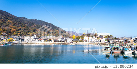 秋の広島県福山市にある観光地である鞆の浦を海から見た風景 133890234