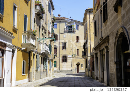 イタリアの歴史的な都市、ヴェネツィアの街並み 133890387