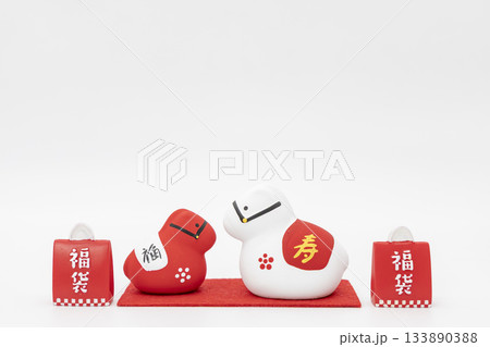 紅白の午年の干支の置物と福袋、白背景、コピースペースあり、初売り・新年セールイメージ素材 紅白の午年の干支の置物と福袋、白背景、コピースペースあり、初売り・新年セールイメージ素材 133890388