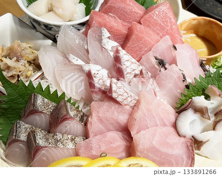 新鮮で美味しそうな刺身の盛り合わせ 新鮮で美味しそうな刺身の盛り合わせ 133891266