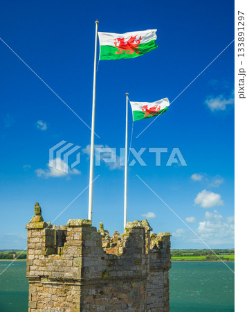 青空にはためく赤い竜のウェールズ国旗と城の小塔 (イギリス、ウェールズ、カーナーヴォン) 青空にはためく赤い竜のウェールズ国旗と城の小塔 (イギリス、ウェールズ、カーナーヴォン) 133891297