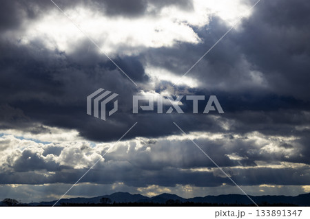 雲の多い空 133891347