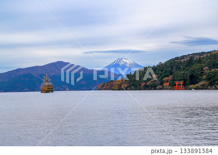 芦ノ湖の湖畔より望む海賊船と富士山　神奈川県箱根町 133891384