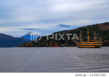 芦ノ湖の湖畔より望む海賊船と笠富士　神奈川県箱根町 133891385
