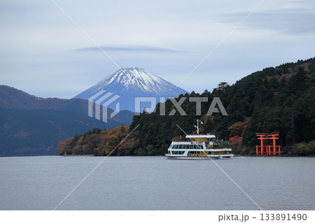 湖畔より観光船と富士山を望む　神奈川県箱根町 133891490