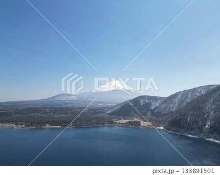 本栖湖上空からの富士山 本栖湖上空からの富士山 133891501