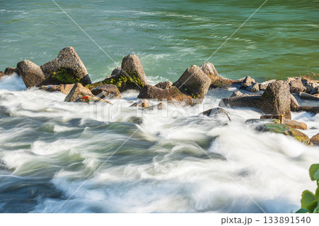 三栖洗堰から宇治川へ注ぎ込む急流　京都市伏見区 133891540