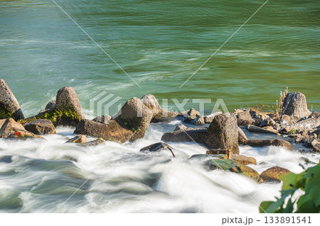 三栖洗堰から宇治川へ注ぎ込む急流　京都市伏見区 133891541