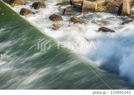 三栖洗堰から宇治川へ注ぎ込む急流　京都市伏見区 133891543