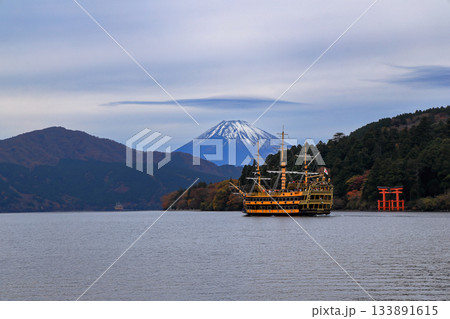 芦ノ湖の湖畔より望む海賊船と笠富士神奈川県箱根町 133891615