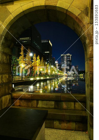 『一丁倫敦』と称された街並みが『江戸城』の前に建ち並ぶ… 【馬場先濠】と日比谷通りの夜景 133891683