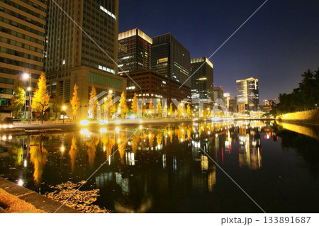 『一丁倫敦』と称された街並みが『江戸城』の前に建ち並ぶ… 【馬場先濠】と日比谷通りの夜景 133891687