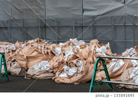 トンバックのごみ トンバックのごみ 133891695