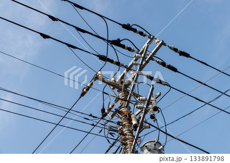 電柱と電線の交差 133891798