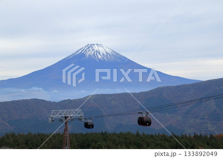 箱根大涌谷よりロープウェイ越しに望む富士山 神奈川県箱根町 箱根大涌谷よりロープウェイ越しに望む富士山 神奈川県箱根町 133892049