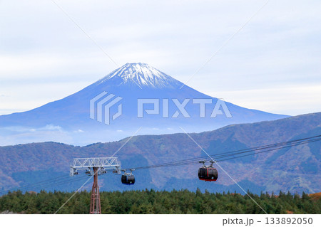 箱根大涌谷よりロープウェイ越しに望む富士山 神奈川県箱根町 箱根大涌谷よりロープウェイ越しに望む富士山 神奈川県箱根町 133892050