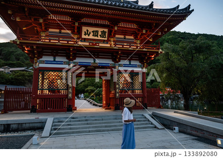 勝尾寺山門と女性 勝尾寺山門と女性 133892080