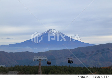 箱根大涌谷よりロープウェイ越しに望む富士山　神奈川県箱根町 133892112