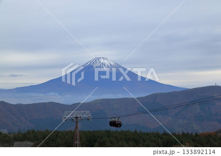 箱根大涌谷よりロープウェイ越しに望む富士山　神奈川県箱根町 133892114