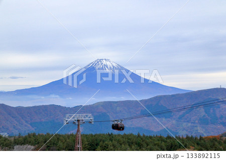 箱根大涌谷よりロープウェイ越しに望む富士山　神奈川県箱根町 133892115