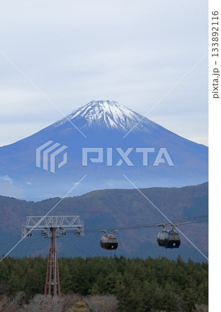 箱根大涌谷よりロープウェイ越しに望む富士山　神奈川県箱根町 133892116
