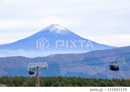 箱根大涌谷よりロープウェイ越しに望む富士山 神奈川県箱根町 箱根大涌谷よりロープウェイ越しに望む富士山 神奈川県箱根町 133892139