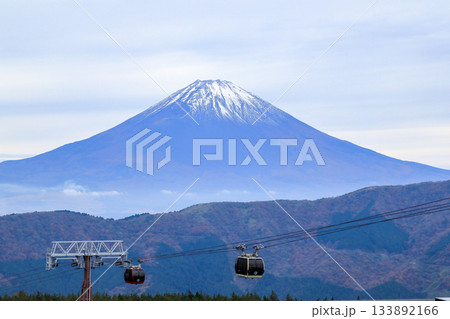 箱根大涌谷よりロープウェイ越しに望む富士山 神奈川県箱根町 箱根大涌谷よりロープウェイ越しに望む富士山 神奈川県箱根町 133892166
