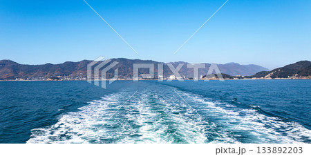 青空と瀬戸内海を行くフェリーの航跡 青空と瀬戸内海を行くフェリーの航跡 133892203